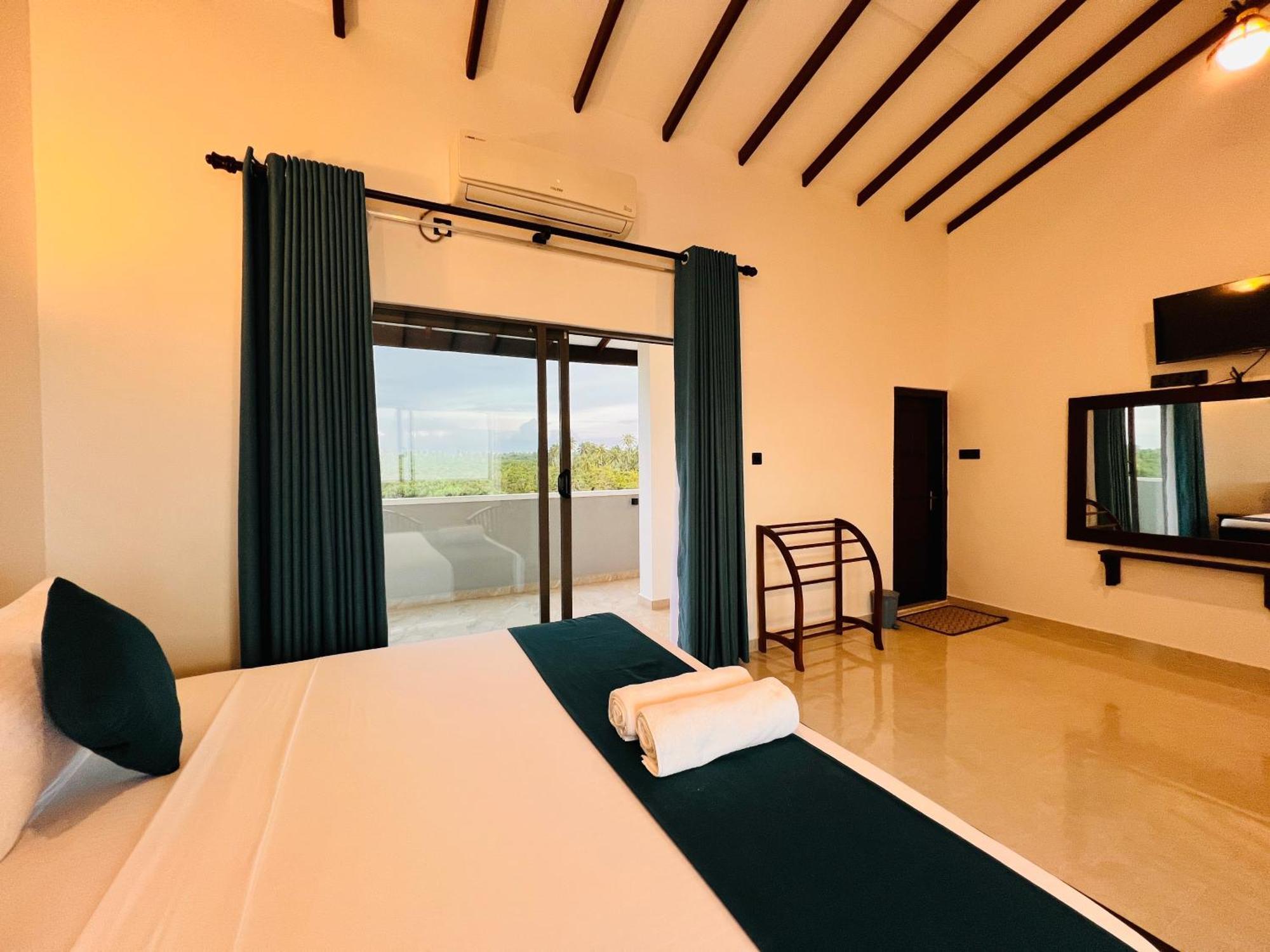 Ocean Front Villa Hikkaduwa Exterior photo