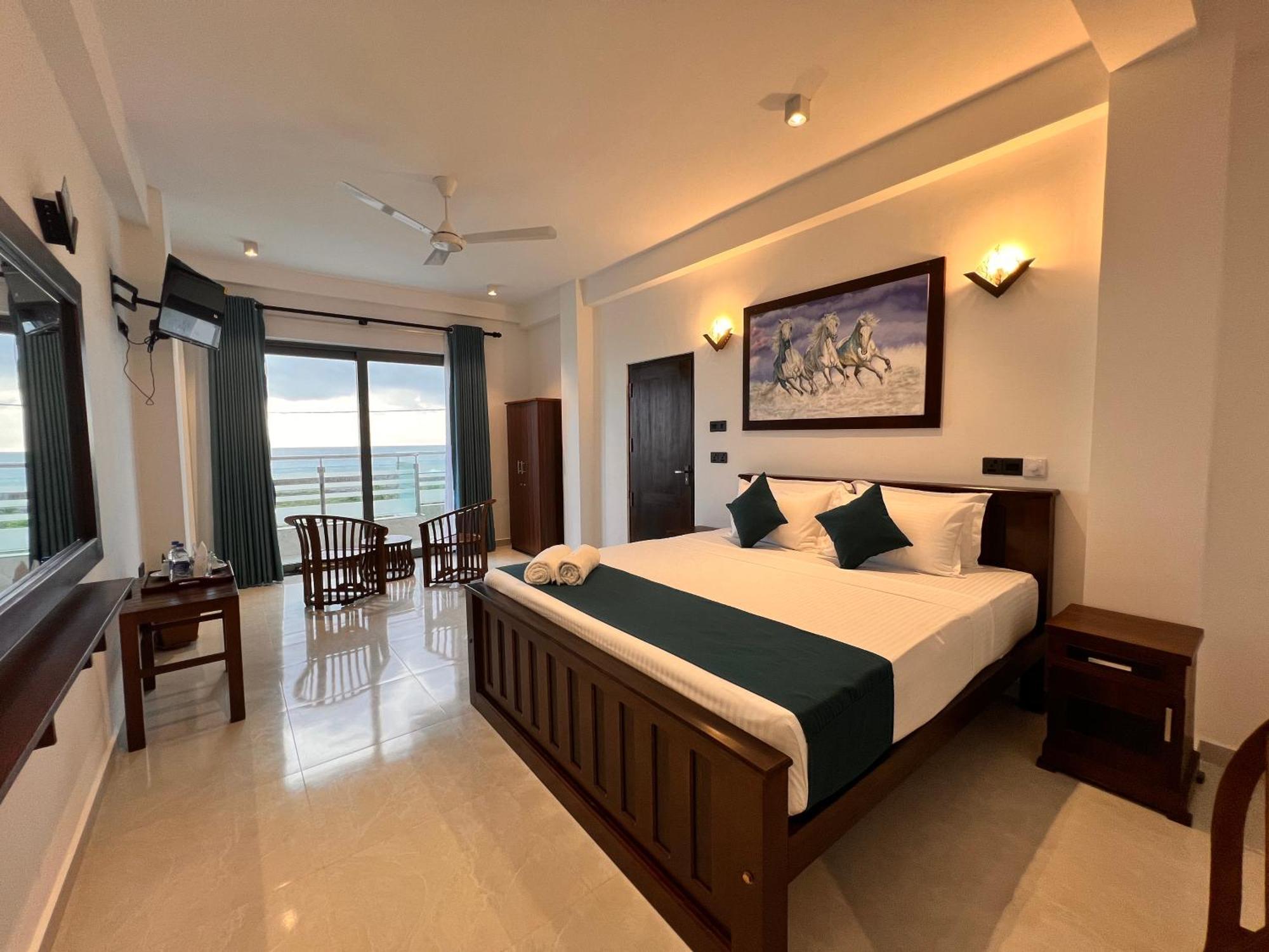 Ocean Front Villa Hikkaduwa Exterior photo